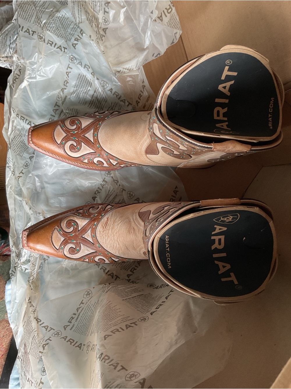 NWT in Original box Ariat RIO 2 Tone Tan Brown Layer Turquoise Western Embroidry - Picture 4 of 14